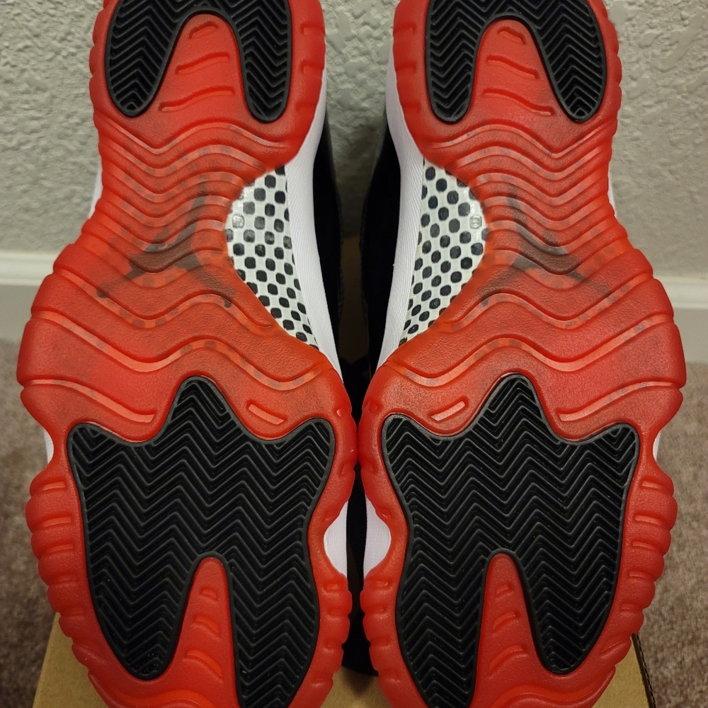 Jordan 11 Breds - Picture 5 of 7
